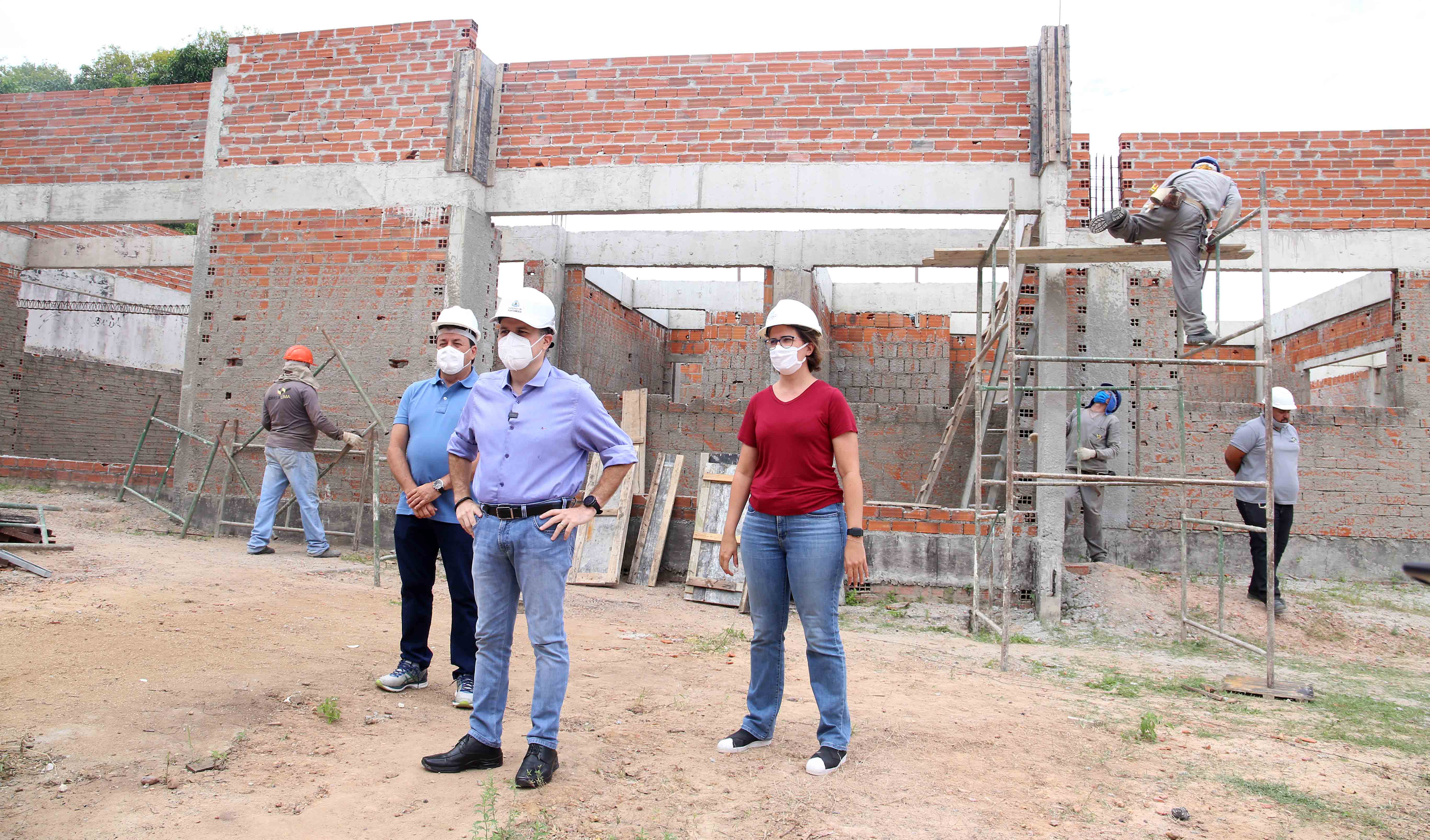 prefeito roberto cláudio fala ao microfone